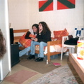 Nathalie et Laure jouant à la NES dans ma chambre à la cité universitaire de Bayonne.