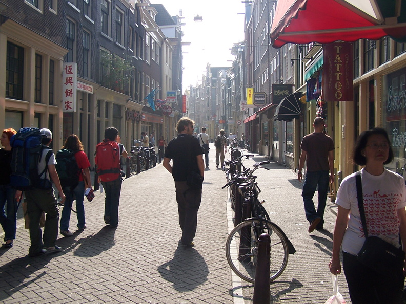 Olivier et Alexis déambulant dans les rues d'Amsterdam.