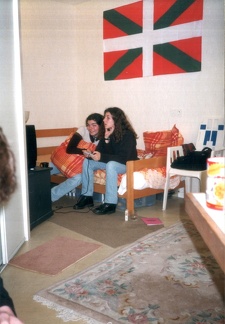 Nathalie et Laure jouant à la NES dans ma chambre à la cité universitaire de Bayonne.