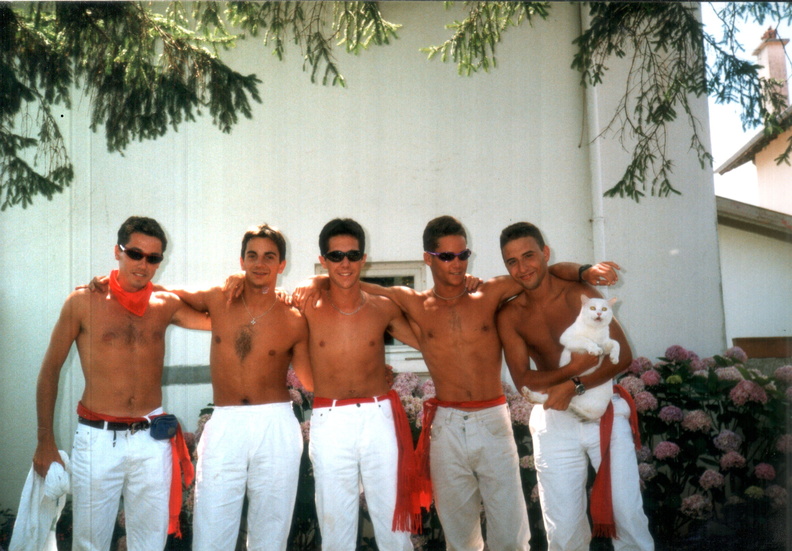 Yannick, Bruno, Sylvain, ?, Xarli, au retour de Pampelune, juillet 1999 - retourpampelune1999.jpeg retourpampelune1999.jpeg